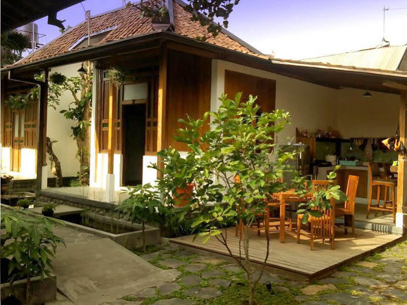 Ndalem Mj Homestay Джок'якарта Екстер'єр фото